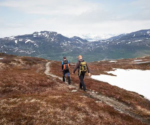 Turgåere på tur rundt vannet Tenla på Tyin Filefjell
