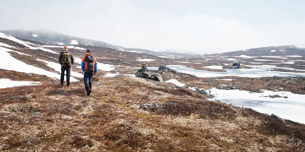 Turgåere på tur rundt vannet Tenla på Tyin Filefjell
