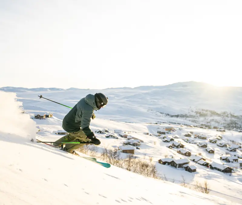Skigjester i full fart nedover bakkene i Tyin Filefjell Skisenter